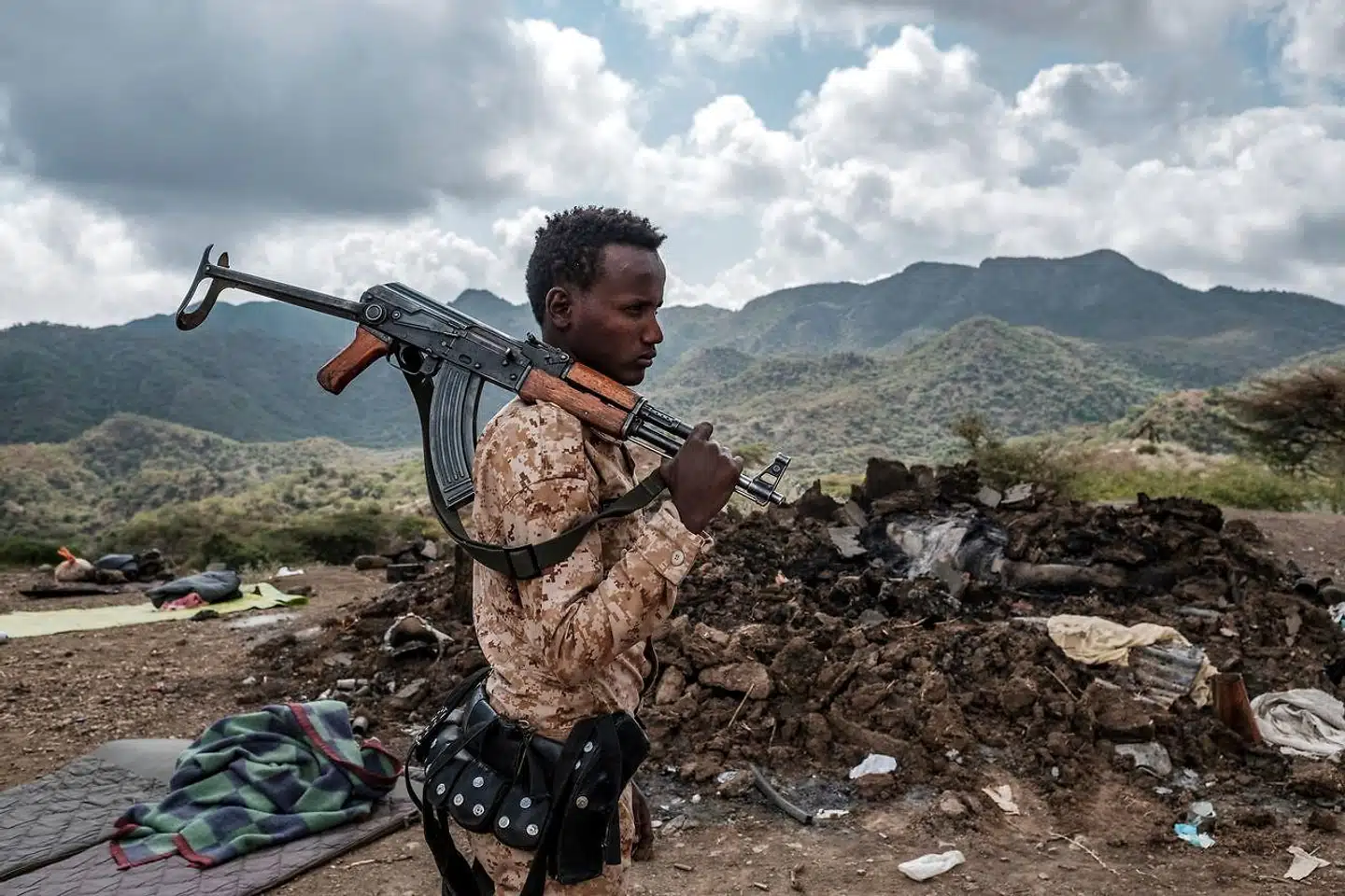 Regeringen har droppet planer om et modtagecenter for asylansøgere i Etiopien. Det skyldes den blodige borgerkrig i Tigray-regionen. På billedet ses et medlem af Afar-regionens specialstyrker. Billedet er taget i december 2020.