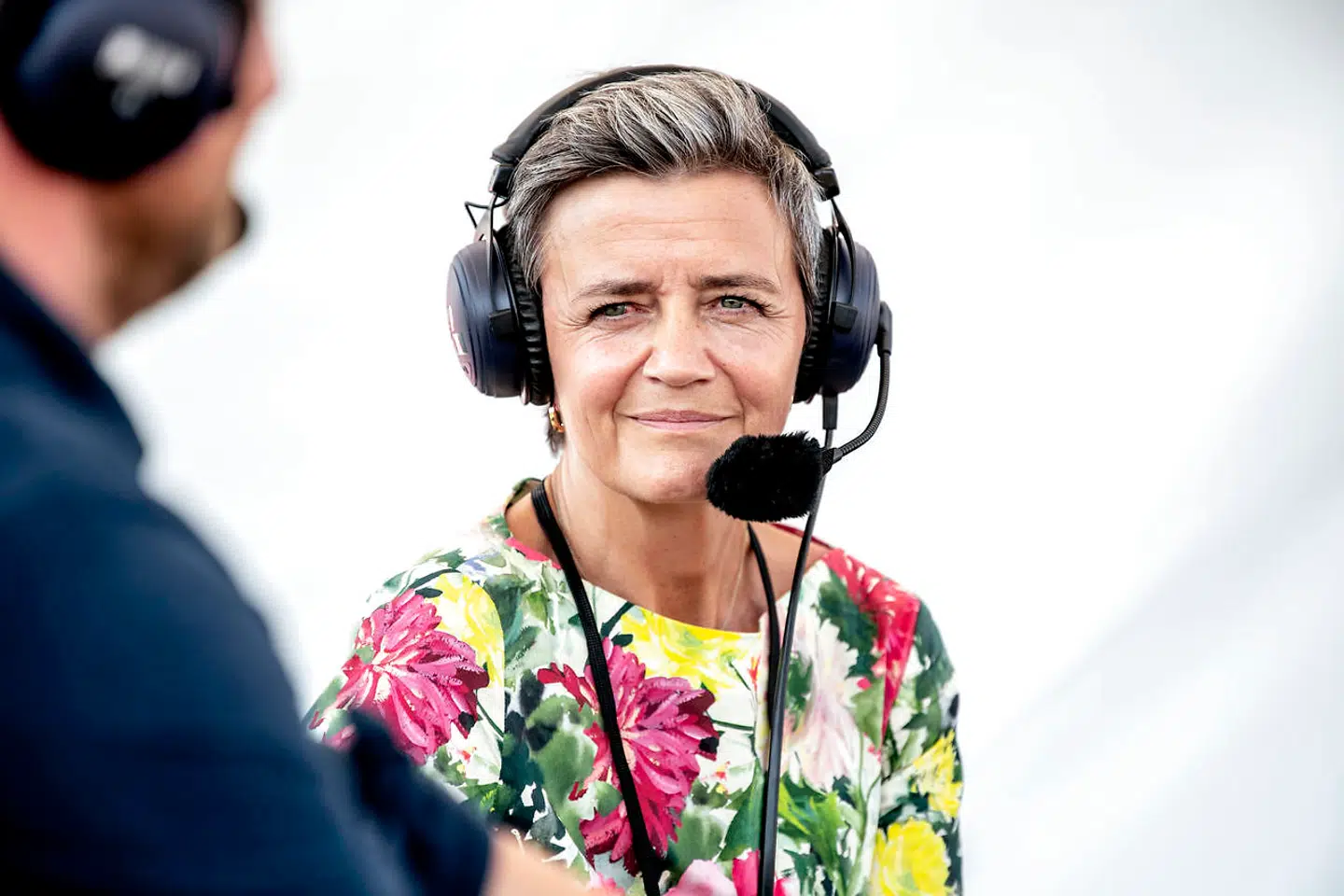»Jeg bliver stadigvæk påvirket, når folk synes, at jeg er en giga idiot,« sagde EUs konkurrencekommissær, Margrethe Vestager, under en liveudsendelse af DR-radioprogrammet »Genstart« på Folkemødet fredag eftermiddag.