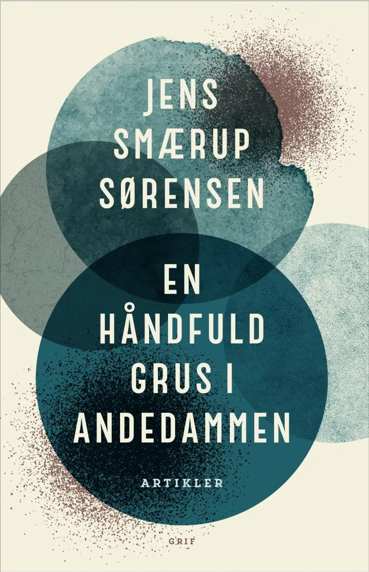 Bogen »En håndfuld grus i andedammen« er skrevet af forfatter Jens Smærup Sørensen, og Berlingskes anmelder giver bogen fem ud af seks stjerner.