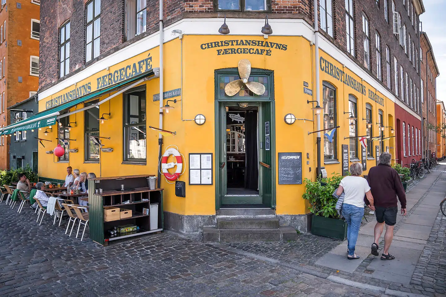 Christianshavns Færgecafé ligger helt vidunderligt lige ud til en af Christianshavns mange kanaler.