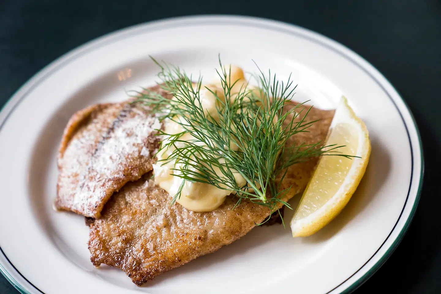 Færgecafeens smørstegte fiskefilet var frisk, men også en anelse overstegt og undersaltet.