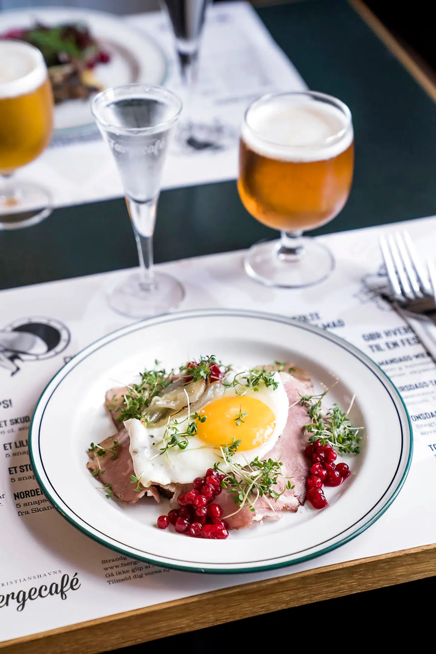 Roastbeef er generelt en lakmustest for en frokostrestaurant. På Færgecafeen var stegen velstegt, men med en sej sene.