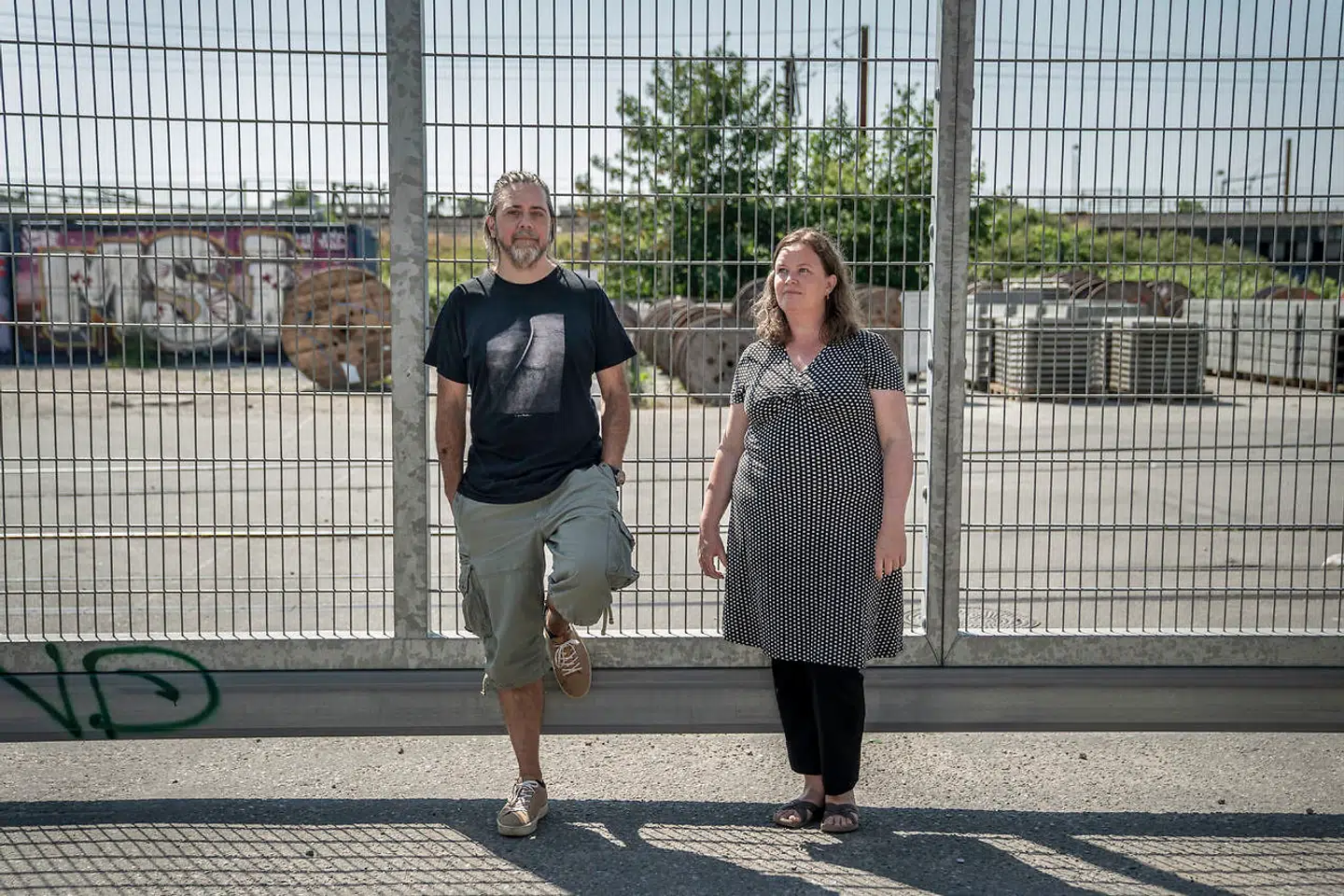 Stine Haakonsson og Casper Angelo foran pladsen.