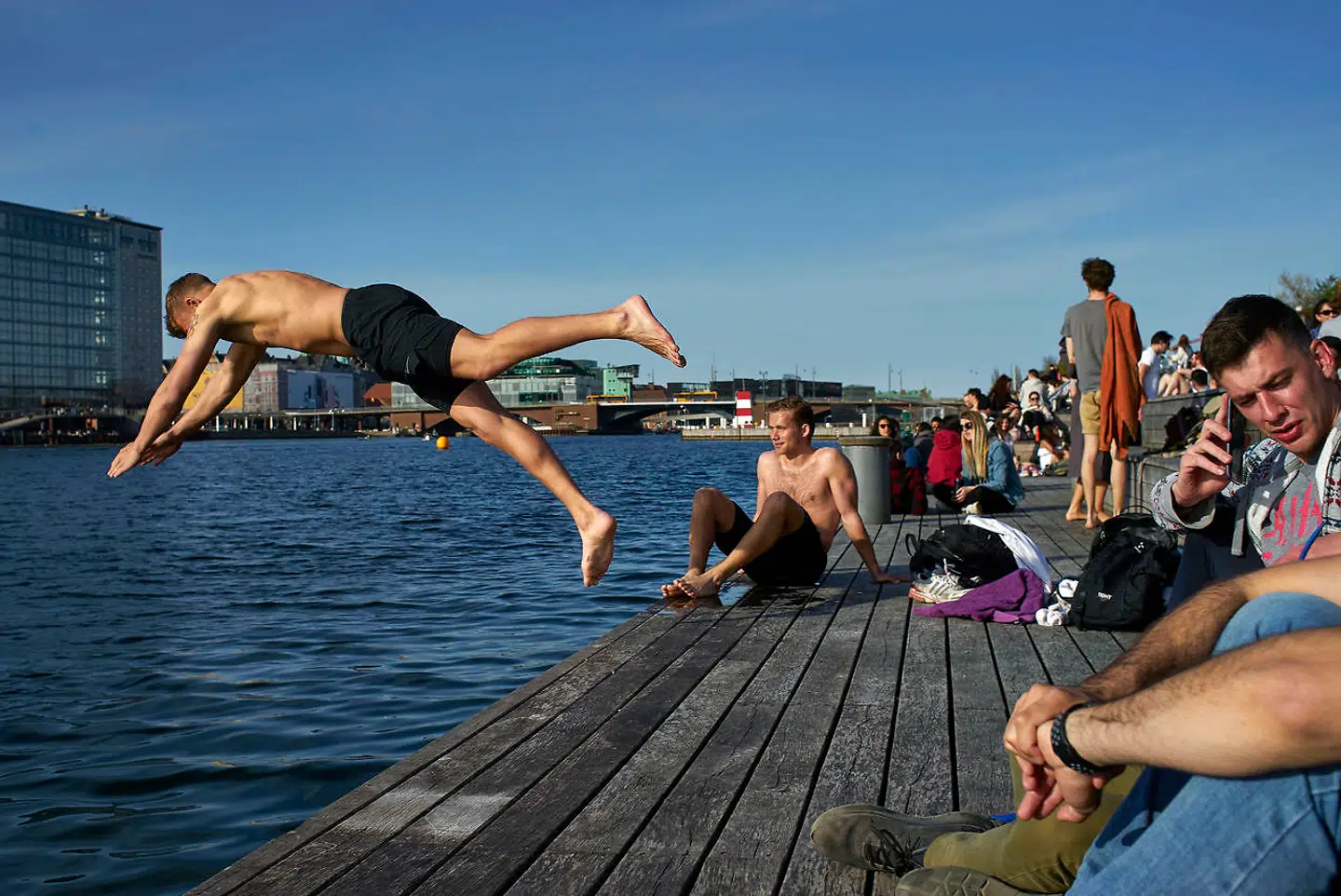 Weekenden står i varmens tegn. Københavns Politi vil derfor og resten af sommeren have øget opmærksomhed på larm og støj. Her fra Islands Brygge.