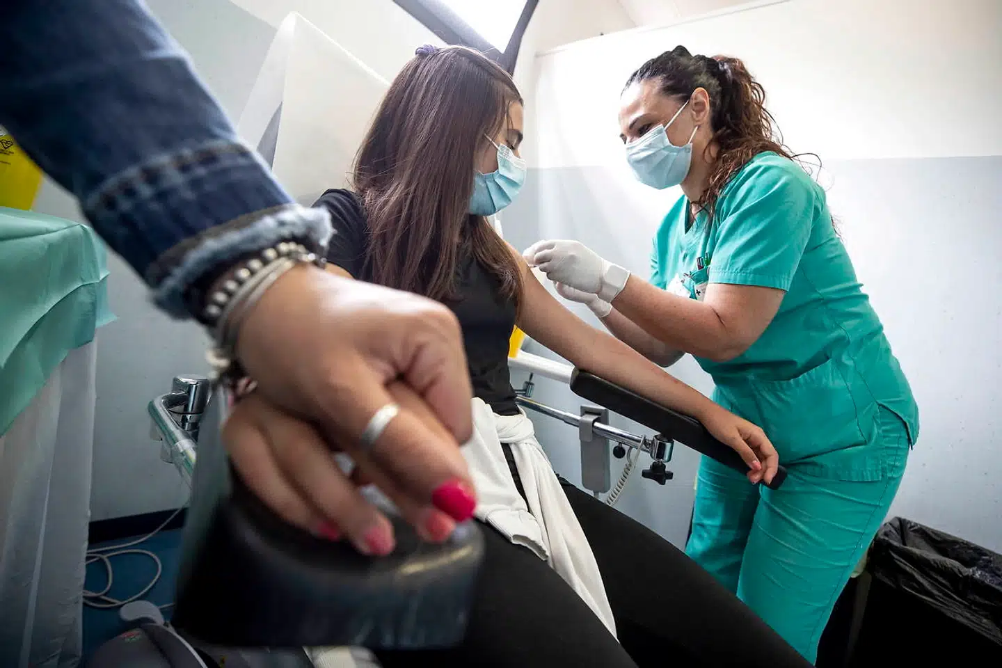 En italiensk pige under 16 år får en Pfizer/BioNTech-vaccine. Om tre måneder bliver et tilsvarende syn formentlig almindeligt herhjemme.
