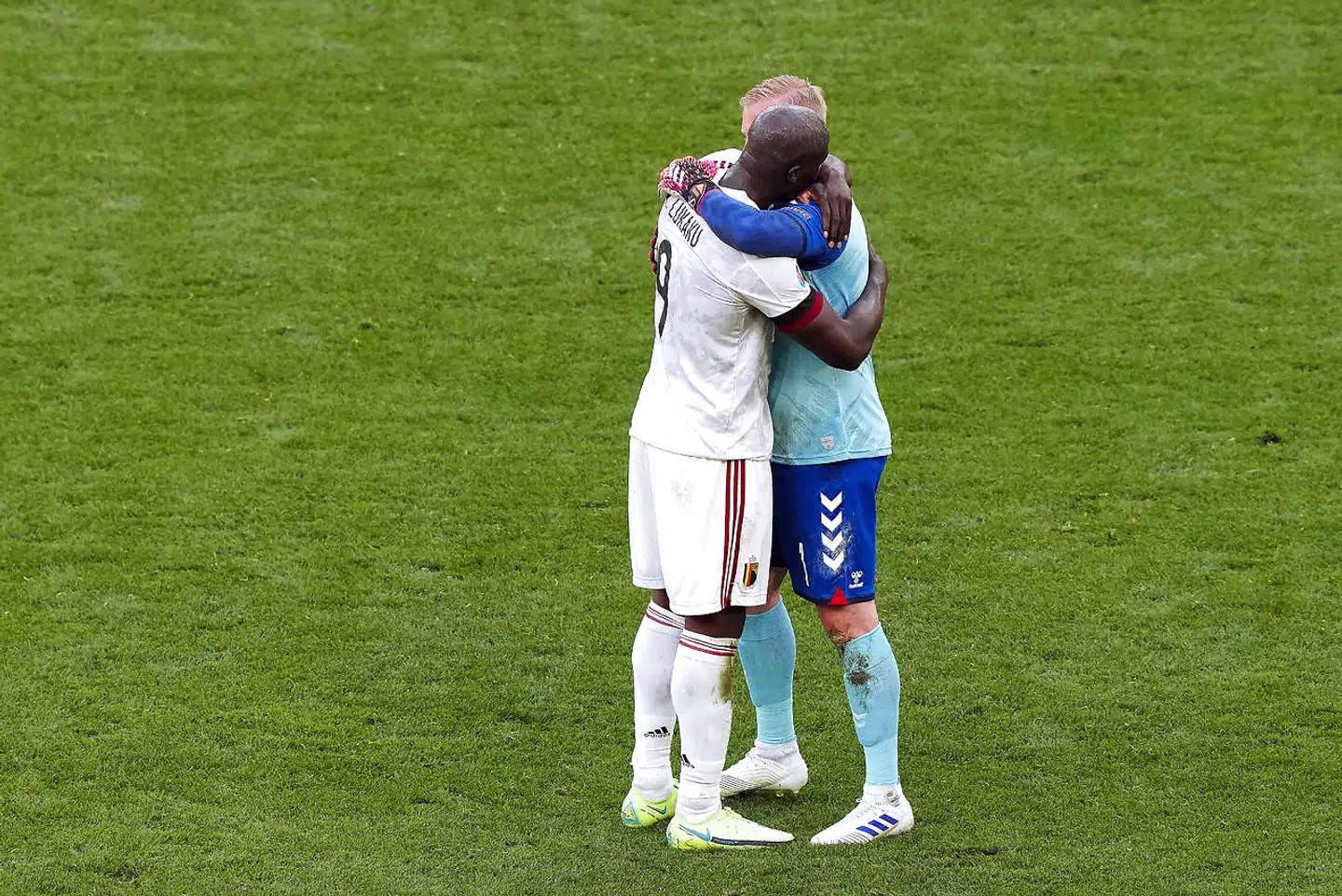 Fodbolden viste sin samlende kraft på en smuk aften i Parken, hvor det danske landshold spillede det bedste fodbold i nationalarenaen i over 40 år, og Belgien, dommer og alle var med til at hylde Christian Eriksen.