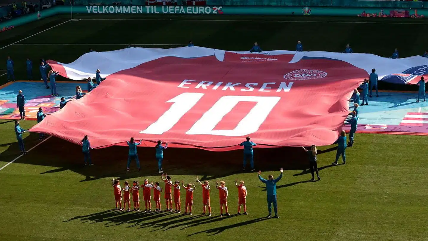 Christian Eriksen blev her hyldet inden kampen mod Belgien.