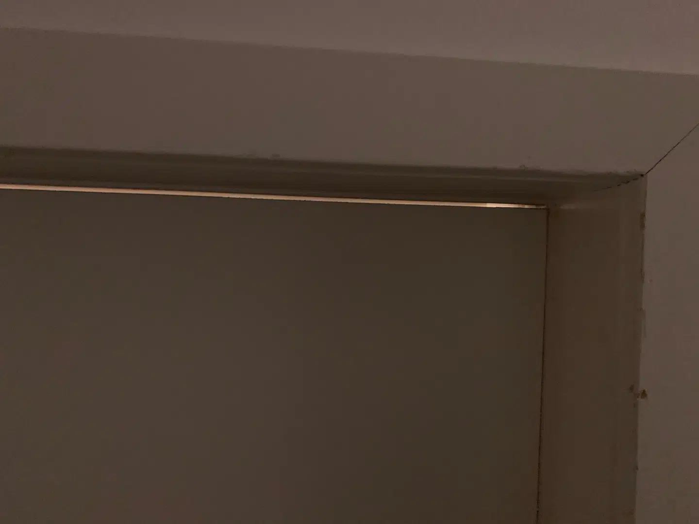 Indgangsdøren til Bibi Sværkes lejlighed slutter ikke tæt. Hele vejen rundt om døren kan man se lysindfald.