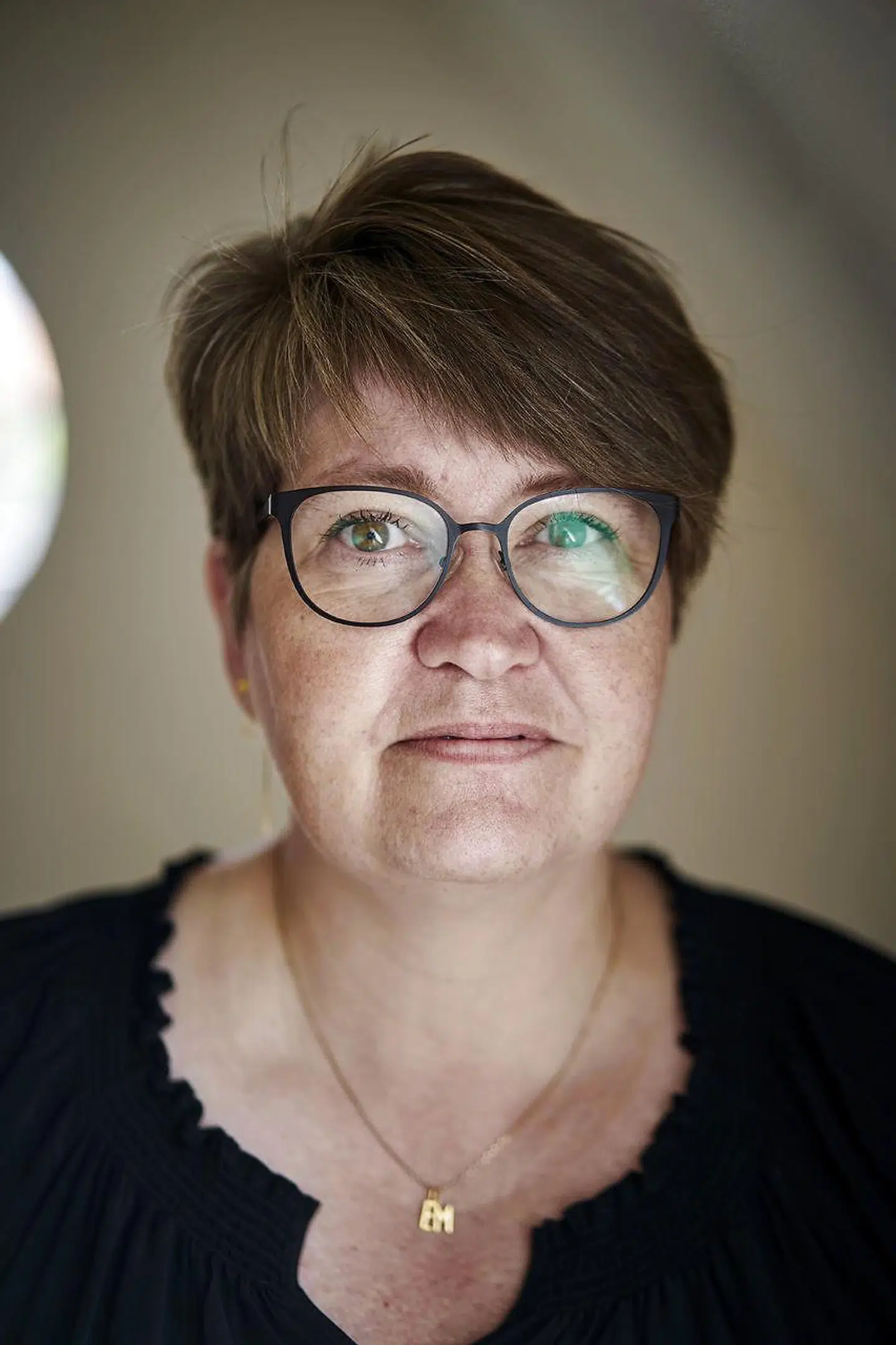 Bibi Sværke flyttede ind i ejendommen 1. november 2020. Hun var dengang og er i dag stadig sygemeldt med stress og angst. Hun siger, at hun er ved at få yderligere »kuk i kasketten af at skulle kæmpe med advokaterne«.