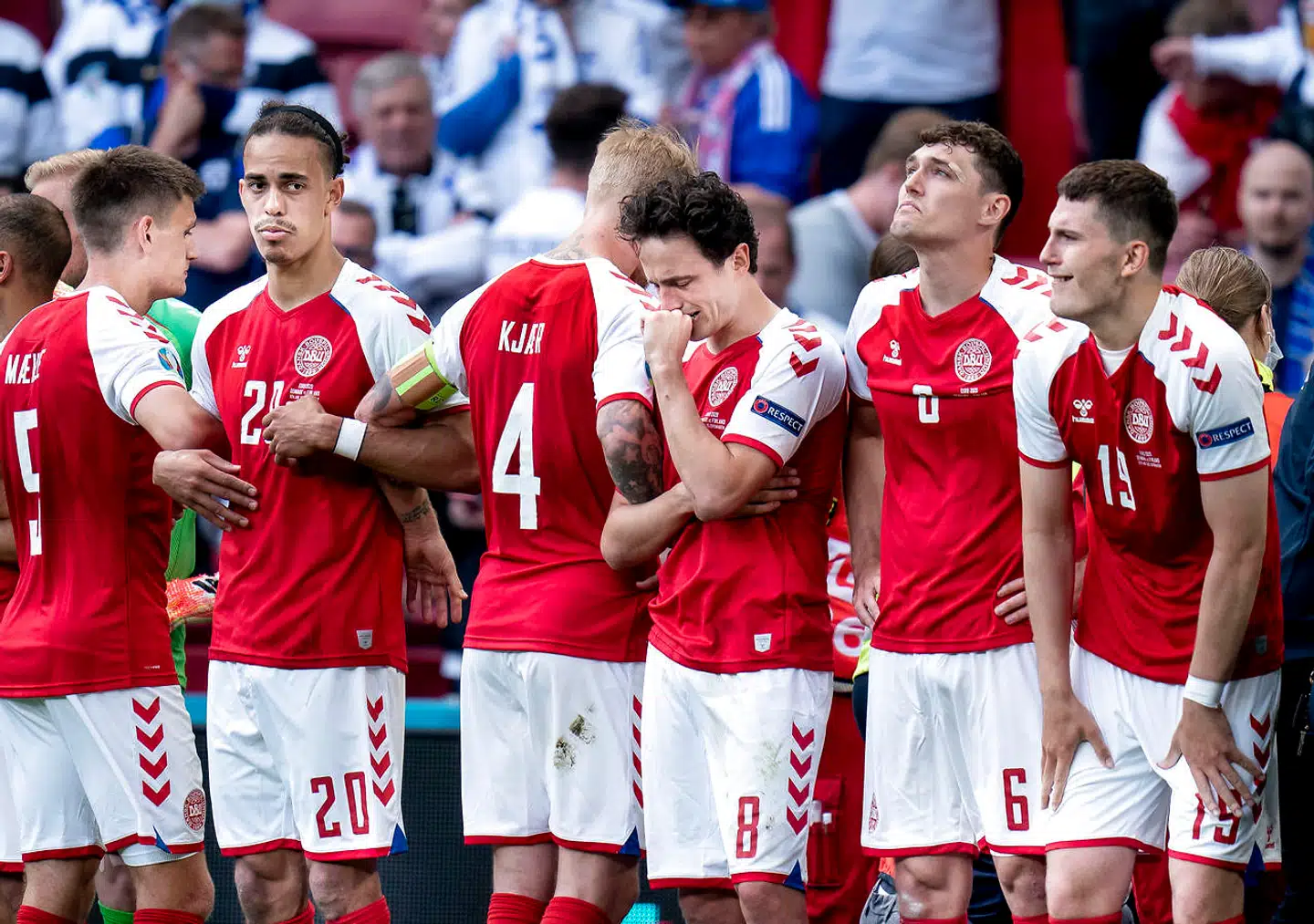 Yussuf Poulsen, Simon Kjær, Thomas Delaney, Andreas Christensen og Jonas Wind mens Christian Eriksen får behandling under EM landskampen mellem Danmark-Finland i Parken, København lørdag den 12. juni 2021