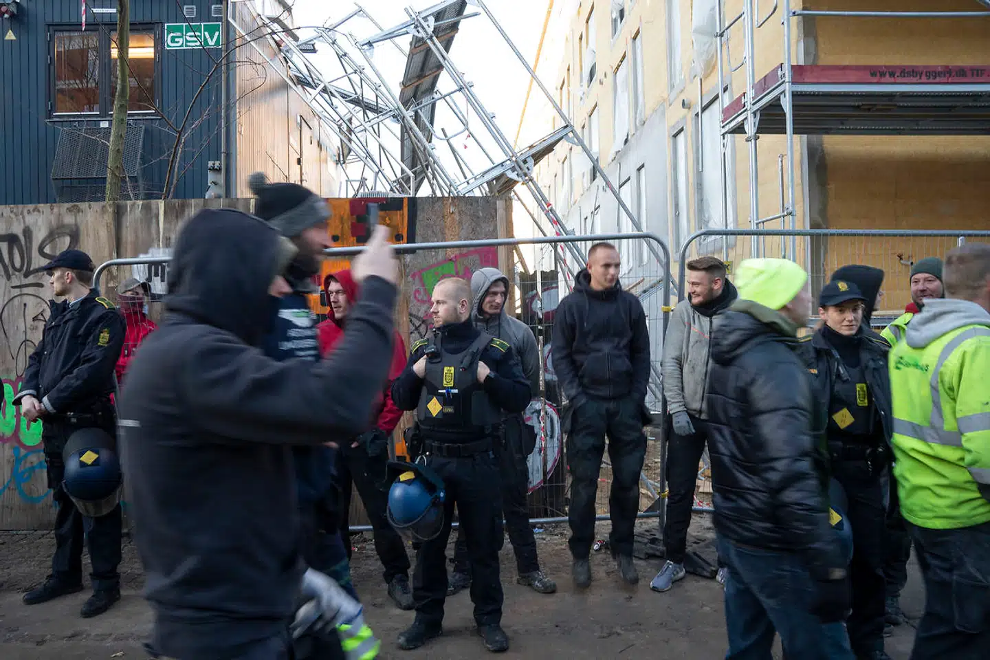 Politiet greb ikke ind eller foretog anholdelser, før eller efter at et kæmpe stillads blev væltet på Nørrebro for snart halvandet år siden.