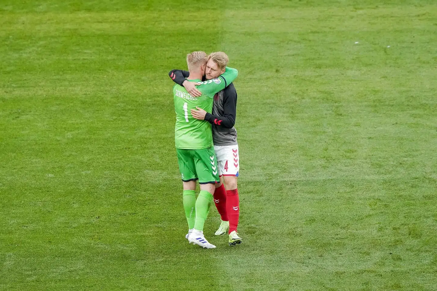 »Christian liggende i græsset, hans venner i en rundkreds om ham. Jeg skriver hans venner og ikke hans medspillere, for det er det, jeg sidder tilbage med, når talen falder på Christian Eriksen; det var deres ven, der lå dér,« skriver Karsten Møller Hansen.