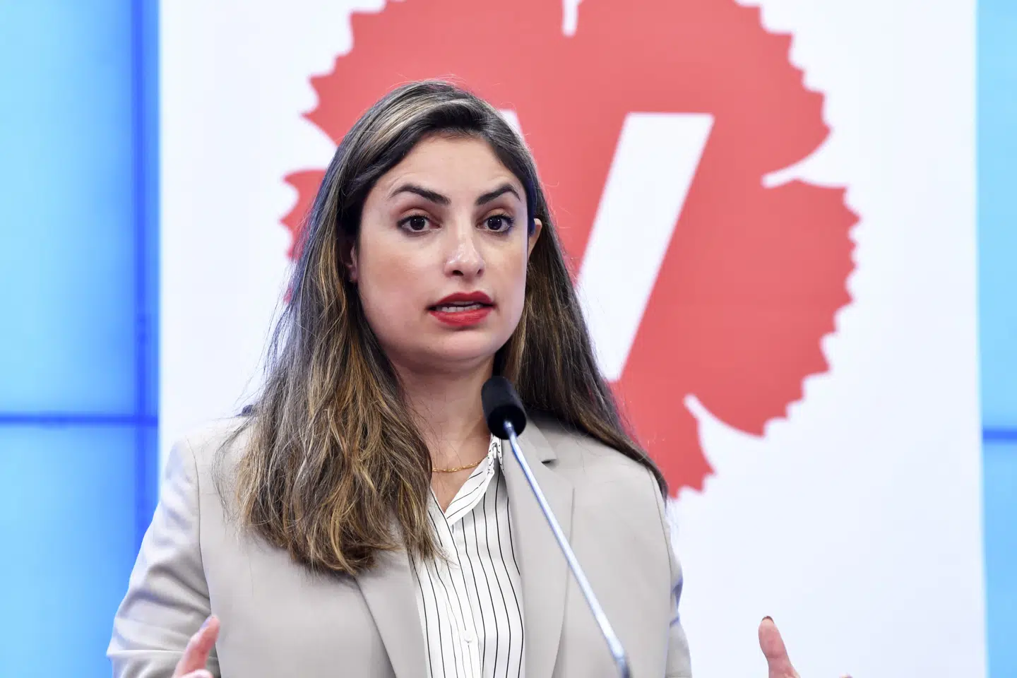 Jeg agter ikke at medvirke til at afmontere det svenske folkhemmet, siger Vänsterpartiets formand, Nooshi Dadgostar. Hun er klar med en mistillidsdagsorden og baggrunden er regeringens forlag om at sætte husler fri i nybyggeri. 10060 Henrik Montgomery/Tt/Ritzau Scanpix