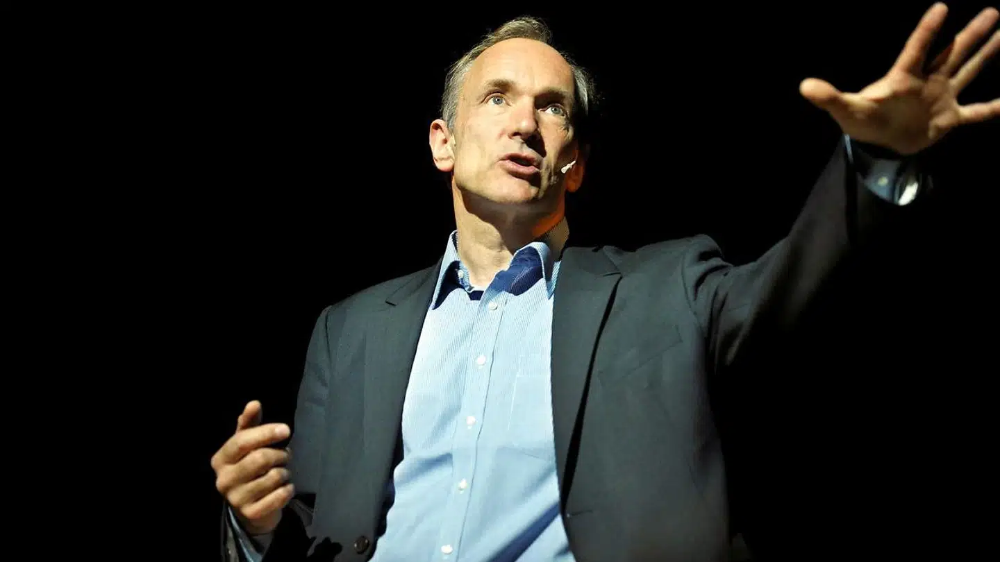 Her er han – manden bag opfindelsen af internettet, briten Tim Berners-Lee. Hans opfindelse kan nu købes af højestbydende.