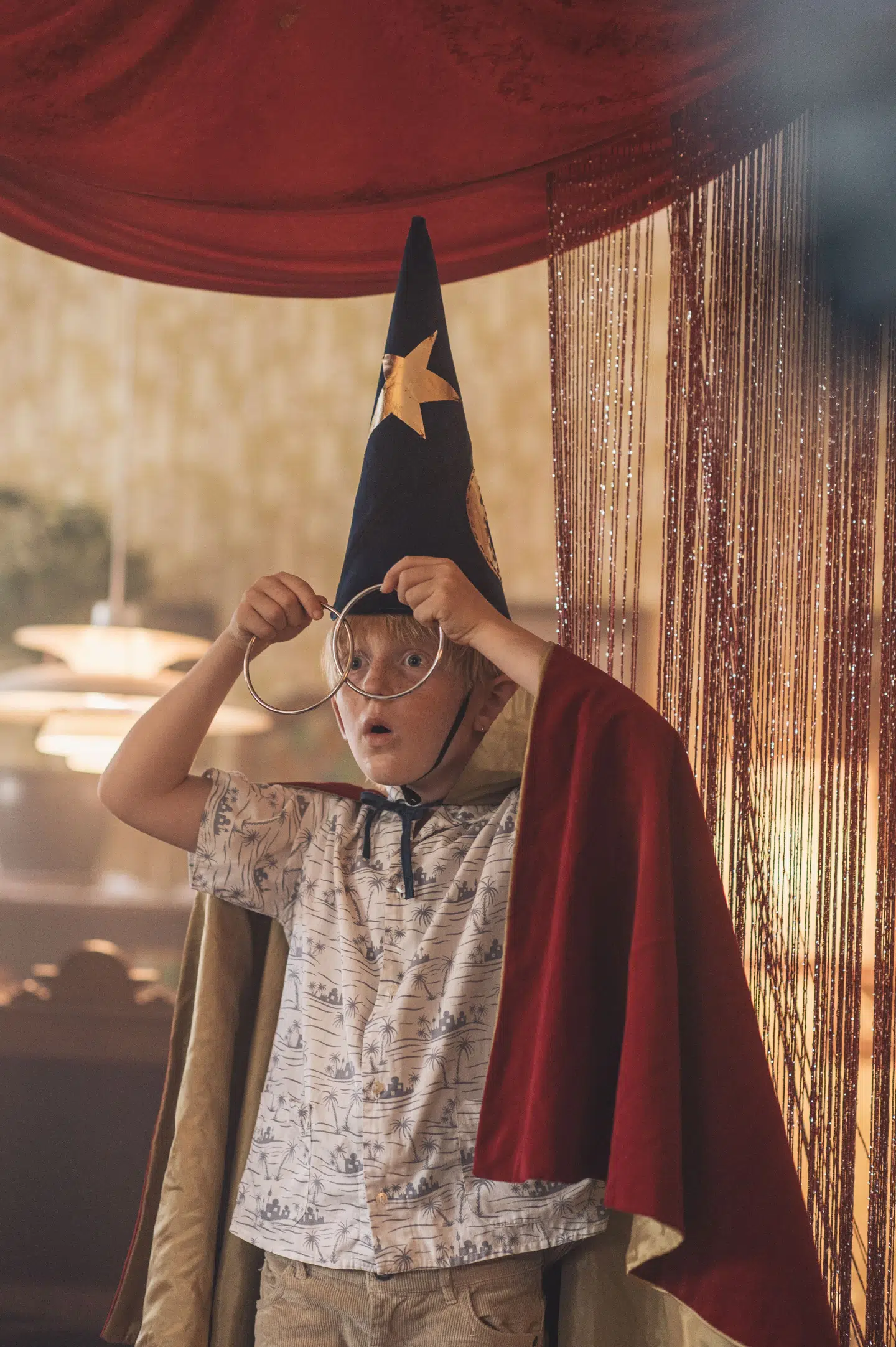 Filmen skæmmes jævnligt af nogle meget boomer-agtige ideer om, hvordan børn taler, for eksempel »Ibiza? Er det ikke lidt yesteryear?«