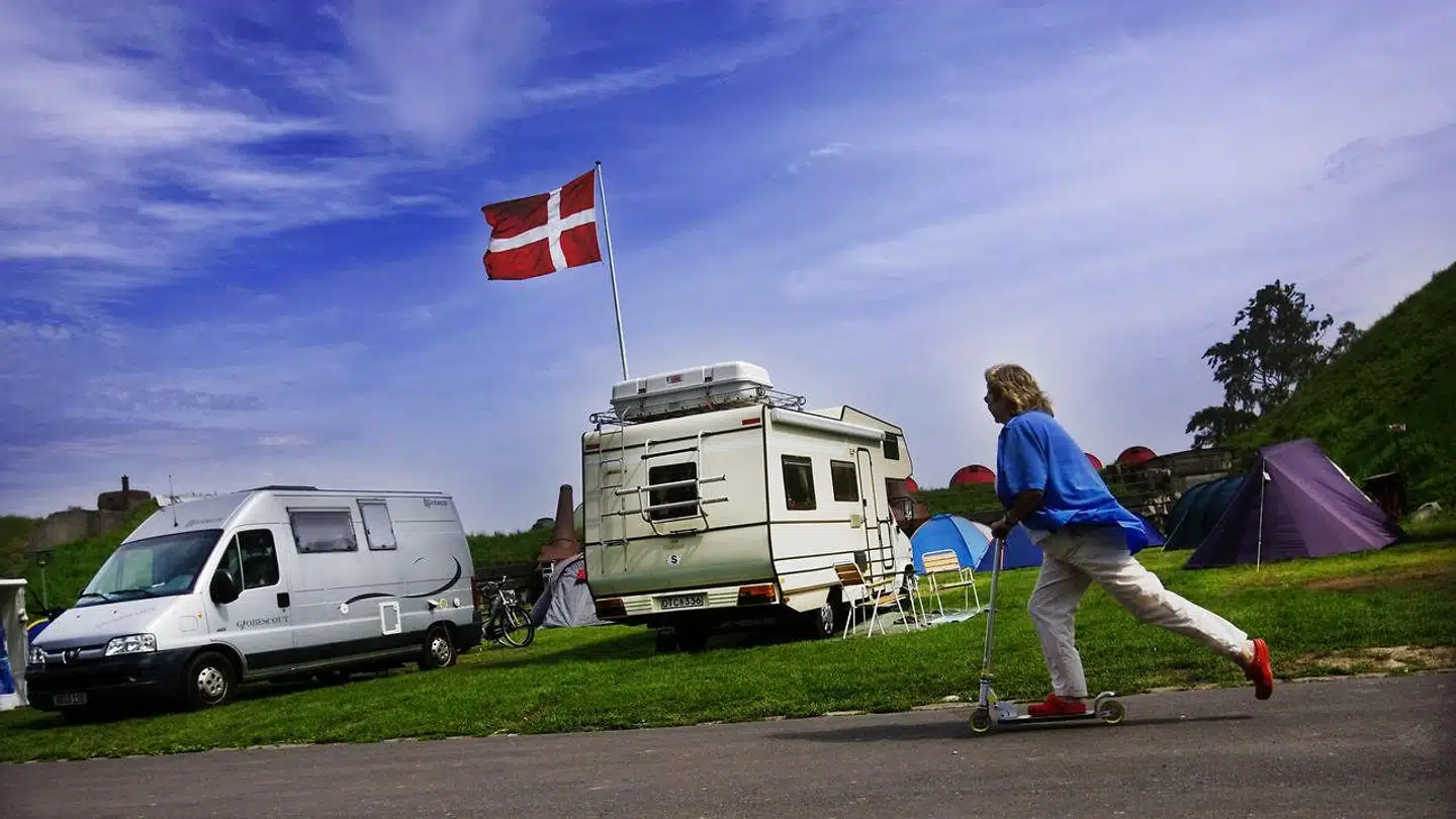 Danskere, som tilbringer sommeren herhjemme, kan nu igen se frem til ikke at skulle skæve til dataforbruget på mobiltelefonen, når Telenor fra 16. juni ophæver dataloftet i to måneder.