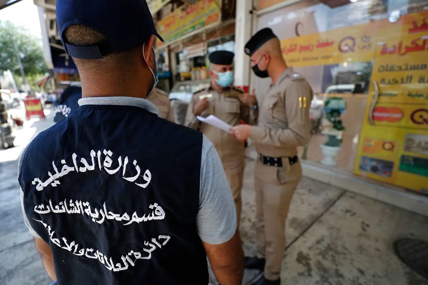 Et medlem af Iraks indenrigsministeriums anti-fake news-hold, der med politiet turnerer rundt i Bagdad. Det er en del af en kampagne, der skal gøre opmærksom på farerne ved fake news. I Irak bliver fake news både brugt af politiske partier og af udenlandske interesser, der prøver at få indflydelse over det ustabile lande, skriver nyhedsbureauet AFP.