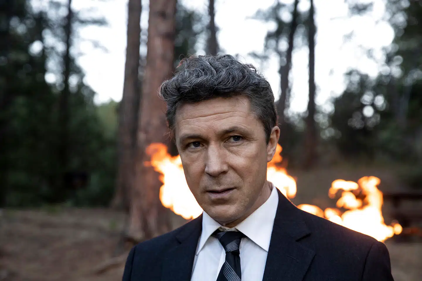 Aidan Gillen (af mange kendt som Little Finger fra »Game of Thrones«) er en skurkene, og fra det øjeblik, han dukker op på skærmen, ved vi, at der er fare på vej. Den mand kan antyde uhygge og gru alene gennem et smil.
