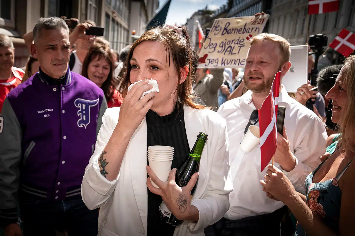 Nanna Skov Høpfner græd lettelsens tårer, da hun fik nedsat sin straf fra to års ubetinget fængsel til 60 dage, fordi landsretten droppede paragraf 81d og frifandt hende for medvirken til vold under en Men In Black-demonstration.