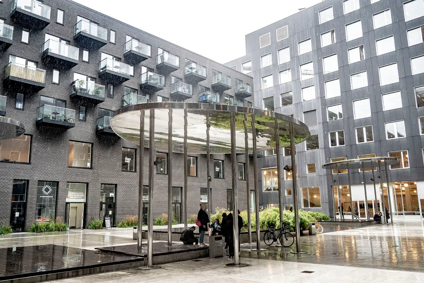 »(...) vi frygter, at ingen kommer til at vinde ved regeringens forslag. Arbejdsgiverne får ikke den bedst uddannede arbejdskraft,« skriver Merete Eldrup og Jesper Fisker. På billedet ses Københavns Professionshøjskole, Campus Carlsberg i Carlsberg Byen.