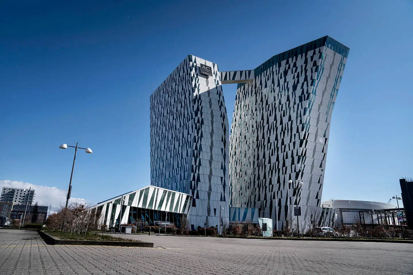 Bella Sky Hotel er tirsdag rammen om en dramatisk generalforsamling, hvor de små aktionærer i Bella Center-koncernen, BC Hospitality Group, bliver ofret.