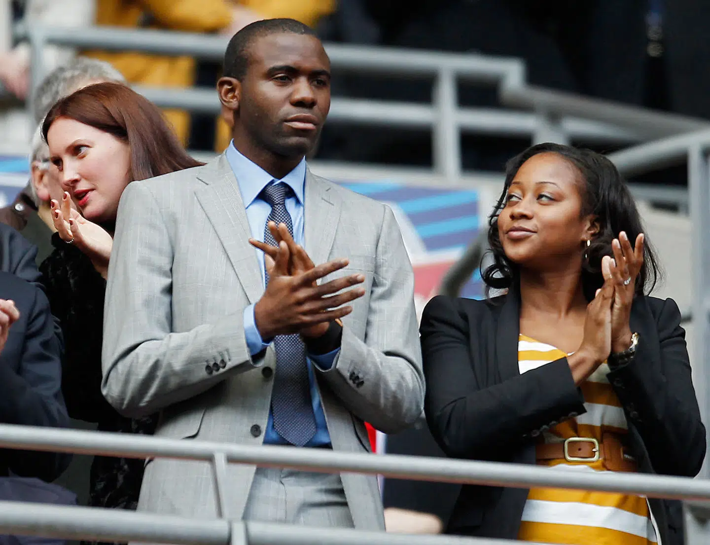 Den tidligere Bolton-spiller Fabrice Muamba valgte karrieren fra og familien til, da han i 2012 kollapsede under en kamp mod Tottenham. Her ses han på tilskuerpladserne med sin kone kort efter at have trukket sig tilbage.