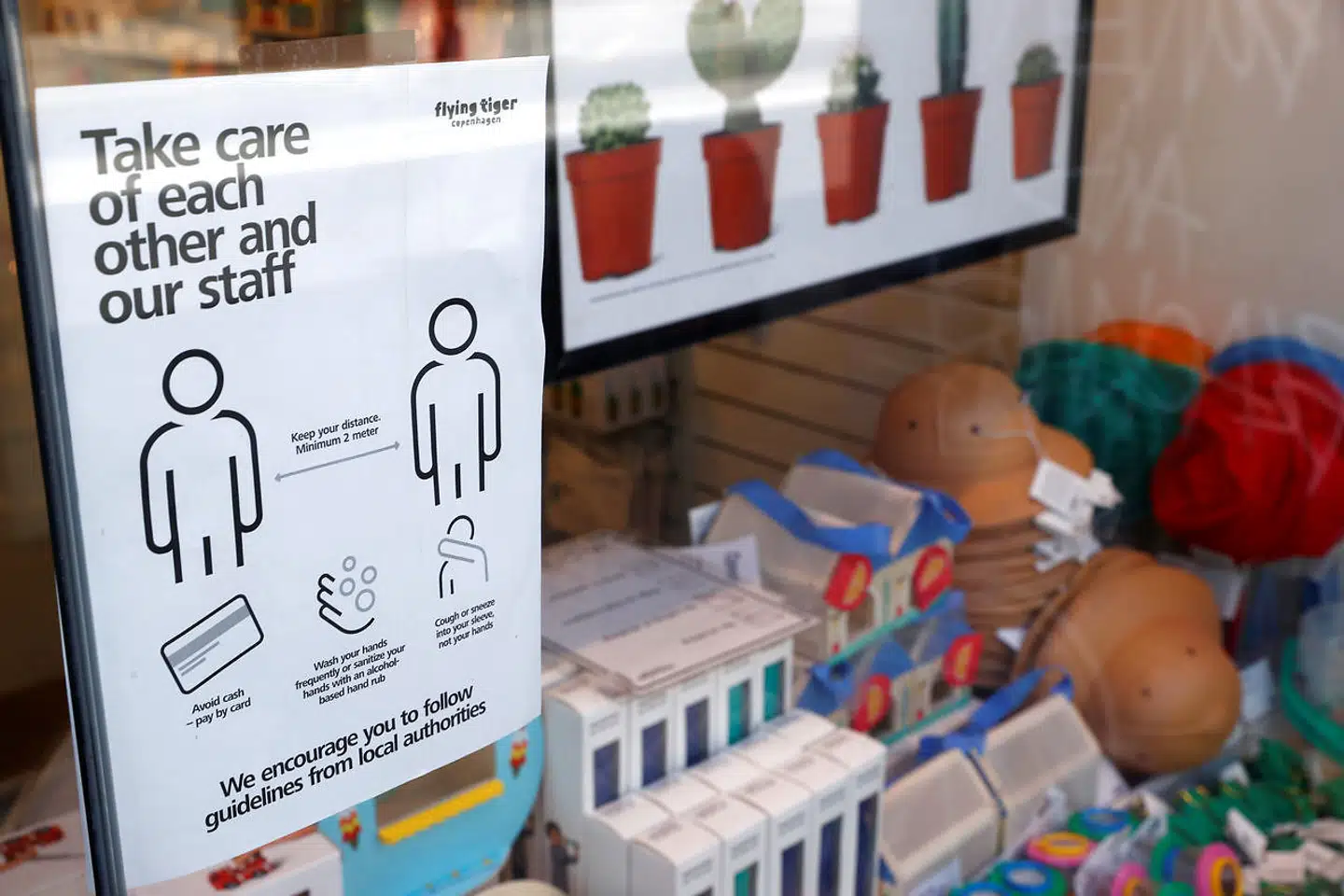 Flying Tiger har lukket samtlige 13 butikker i USA permanent. Her ses et af kædens butiksvinduer i den engelske hovedstad, London, under coronakrisen.