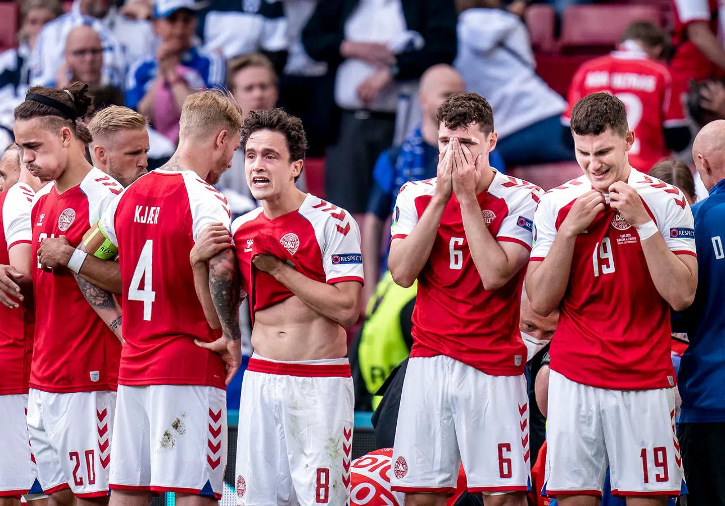 Thomas Delaney, Andreas Christensen, Jonas Wind, Simon Kjær og Yussuf Poulsen står foran Christian Eriksen under EM-landskampen mellem Danmark-Finland i Parken lørdag den 12. juni 2021.