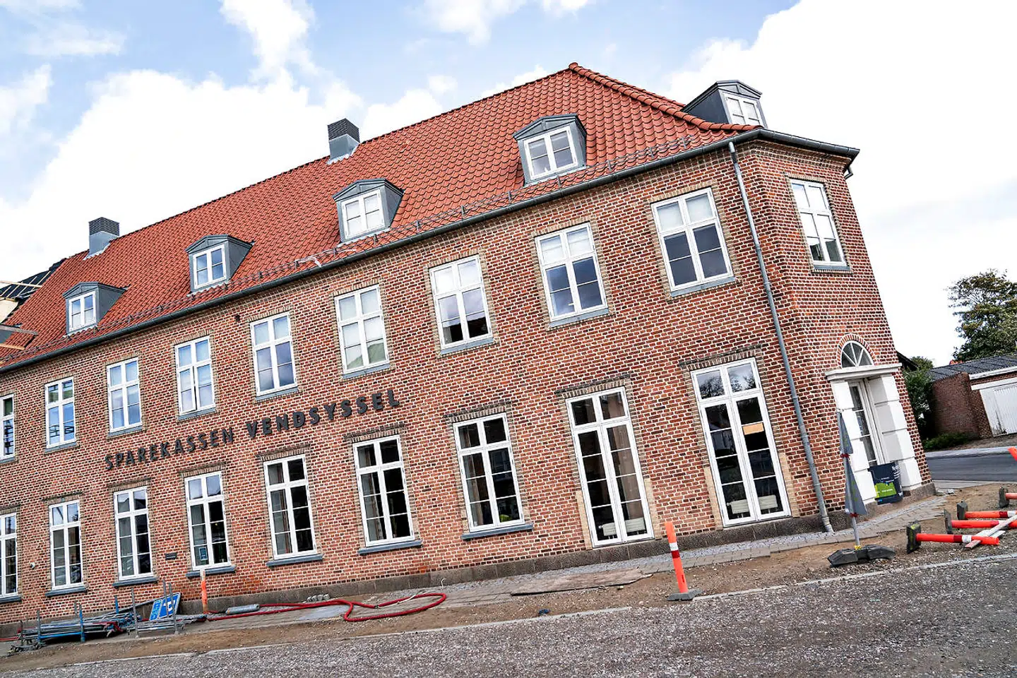 Sparekassen Vendsyssel og Jutlander Bank indgår en ligeværdig fusion og vil sammen skabe en garantsparekasse ved navn Sparekassen Danmark.