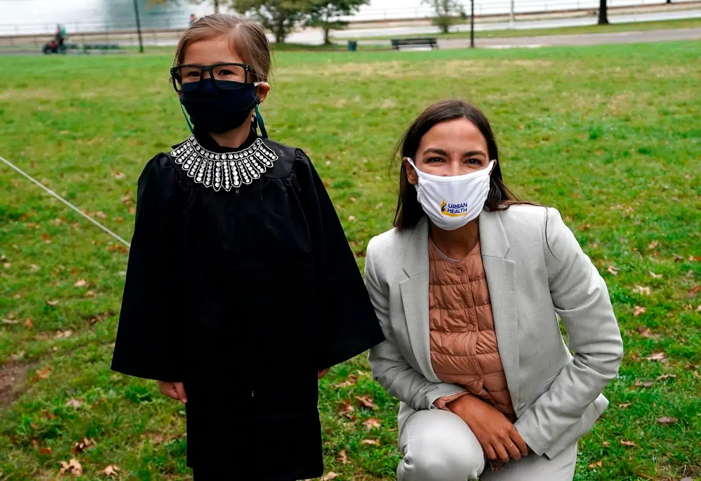 Venstrefløjsikonet Alexandria Ocasio-Cortez ved et vælgerarrangement i oktober 2020 sammen med en pige klædt ud som højesteretsdommer Ruth Bader Ginsburg, der døde sidste år.