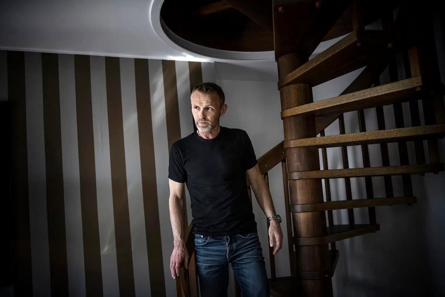 »Med »Jalousimanden og andre fortællinger« viser den norske forfatter endnu en gang, at han er i en klasse for sig, også selv om ikke alle syv noveller når hans sædvanlige niveau hele vejen igennem,« skriver Berlingskes anmelder, som giver bogen fire ud af seks stjerner.