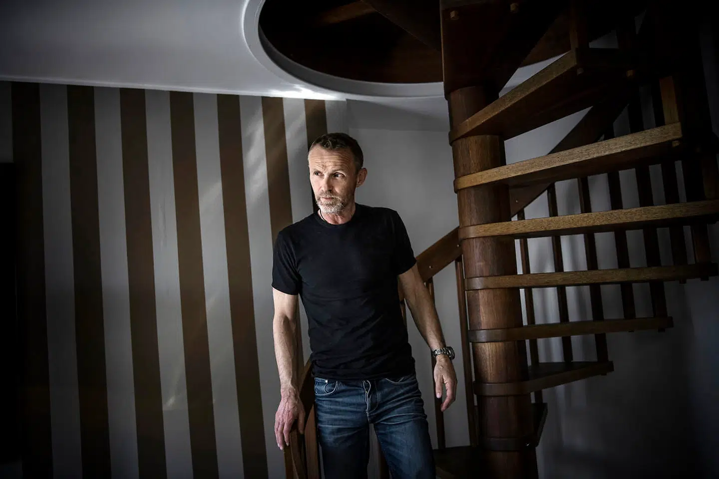 »Med »Jalousimanden og andre fortællinger« viser den norske forfatter endnu en gang, at han er i en klasse for sig, også selv om ikke alle syv noveller når hans sædvanlige niveau hele vejen igennem,« skriver Berlingskes anmelder, som giver bogen fire ud af seks stjerner.