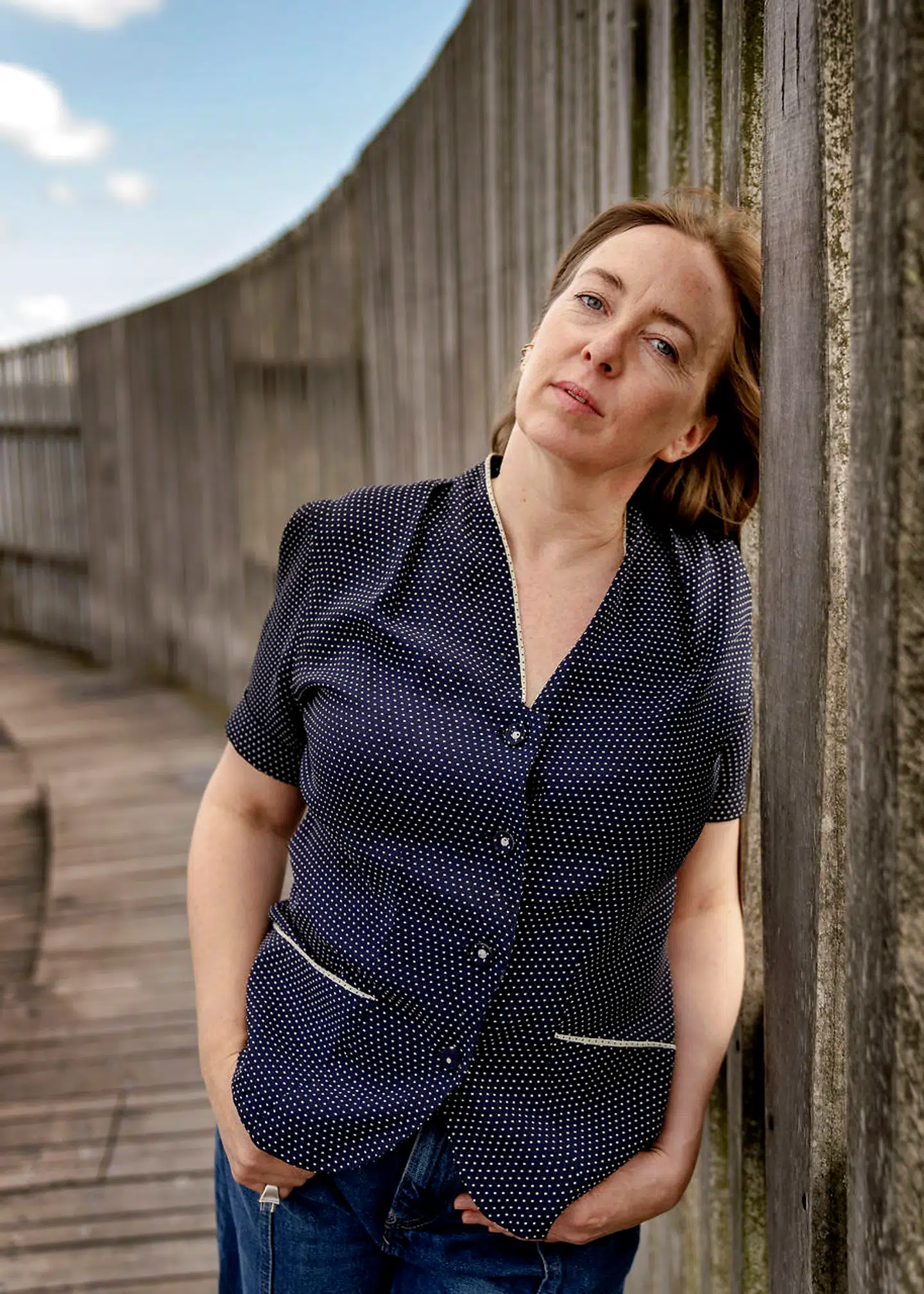 Karen Strandbygaard ved, hvor høj prisen er og hvor stærk længslen kan være. Et liv med karriere, parforhold, venner etc blev slået næsten itu af fertilitetsbehandlinger og et konstant fokus på ønsket om at få et barn. Det har hun skrevet en bog om: Noget du ikke ved om længsel.