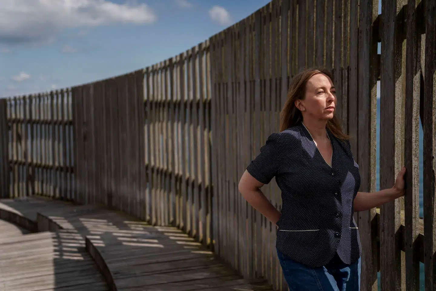 Karen Strandbygaard ved, hvor høj prisen er og hvor stærk længslen kan være. Et liv med karriere, parforhold, venner etc blev slået næsten itu af fertilitetsbehandlinger og et konstant fokus på ønsket om at få et barn. Det har hun skrevet en bog om: Noget du ikke ved om længsel.