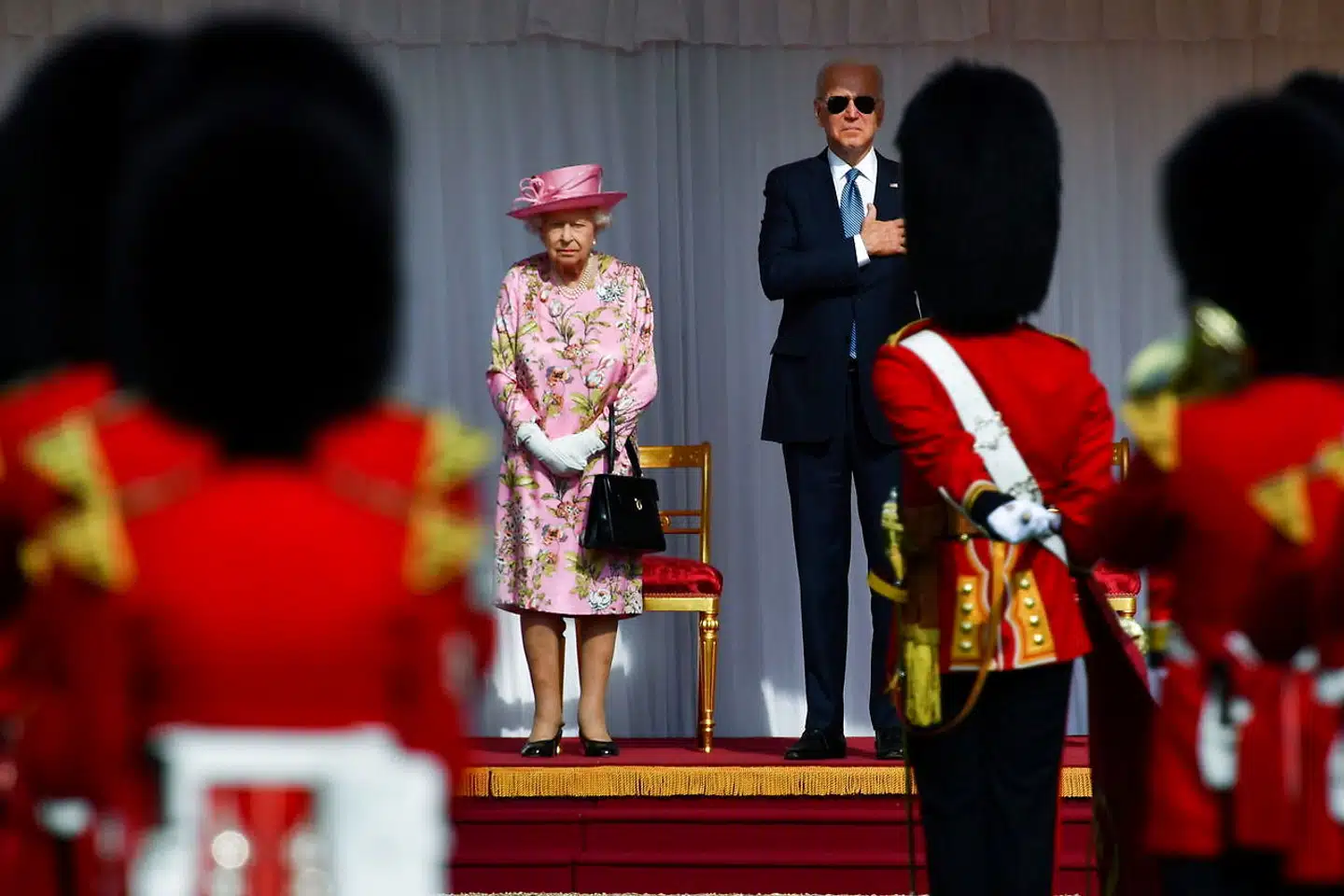 Joe Biden beholdt sine solbriller, da han hilste på dronning Elizabeth, og den amerikanske nationalmelodi blev spillet.