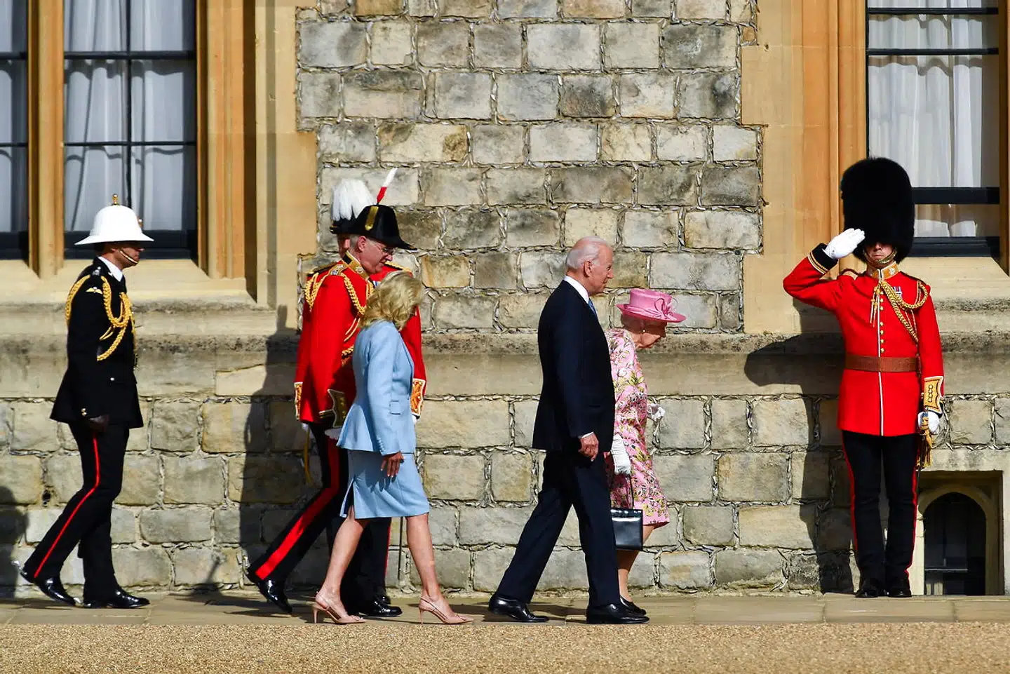 Efter en kort ceremoni gik dronningen og præsidentparret ind på Windsor Castle til te. Det plejer at være dronningen selv, der serverer.