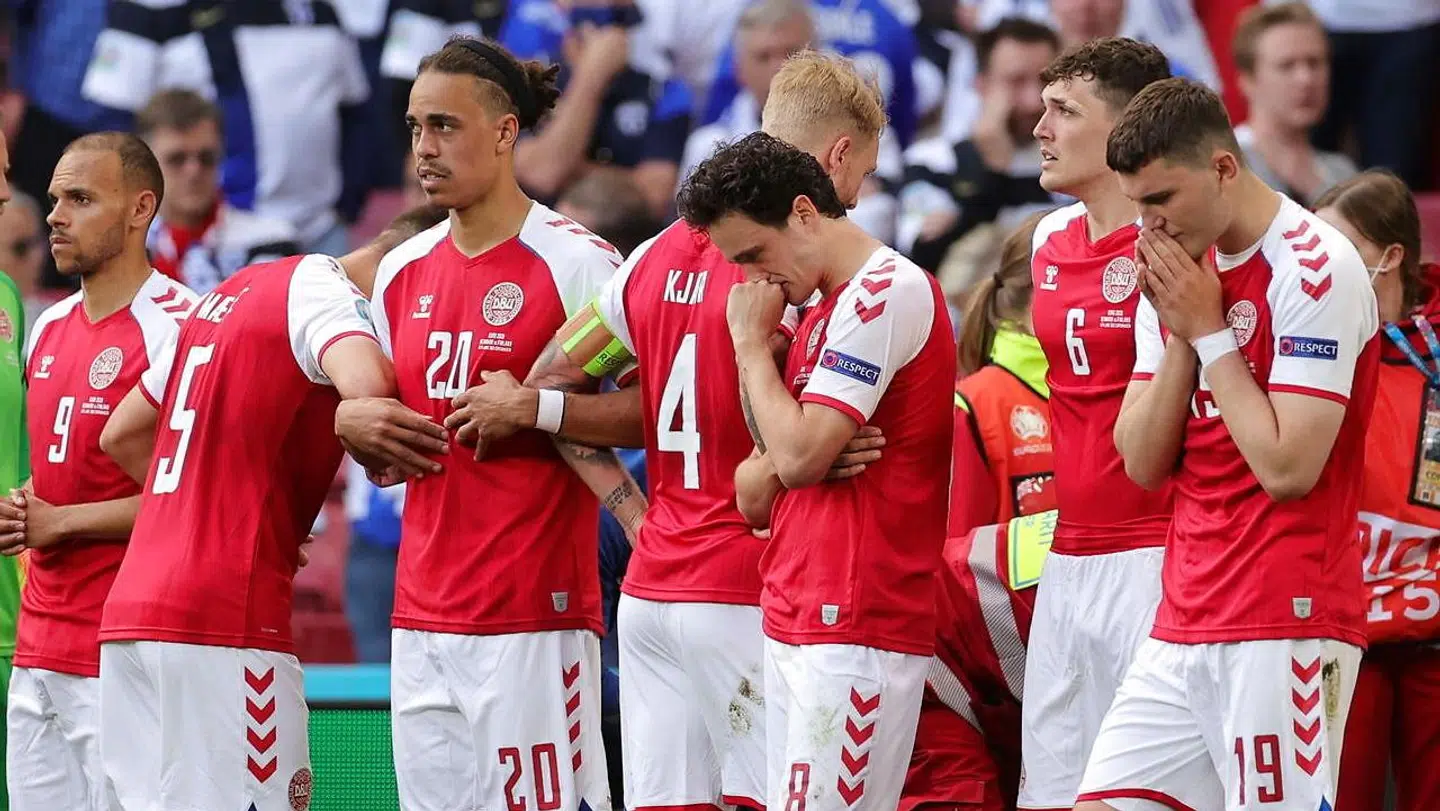 De danske spillere, mens Eriksen modtog behandling på banen.