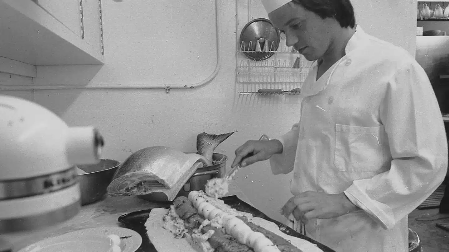 En ung Wolfgang Puck i køkkenet på Ma Maison i L.A. i 1970erne, inden han blev USAs helt store celebrity-chef. Foto: Claire Steinberg