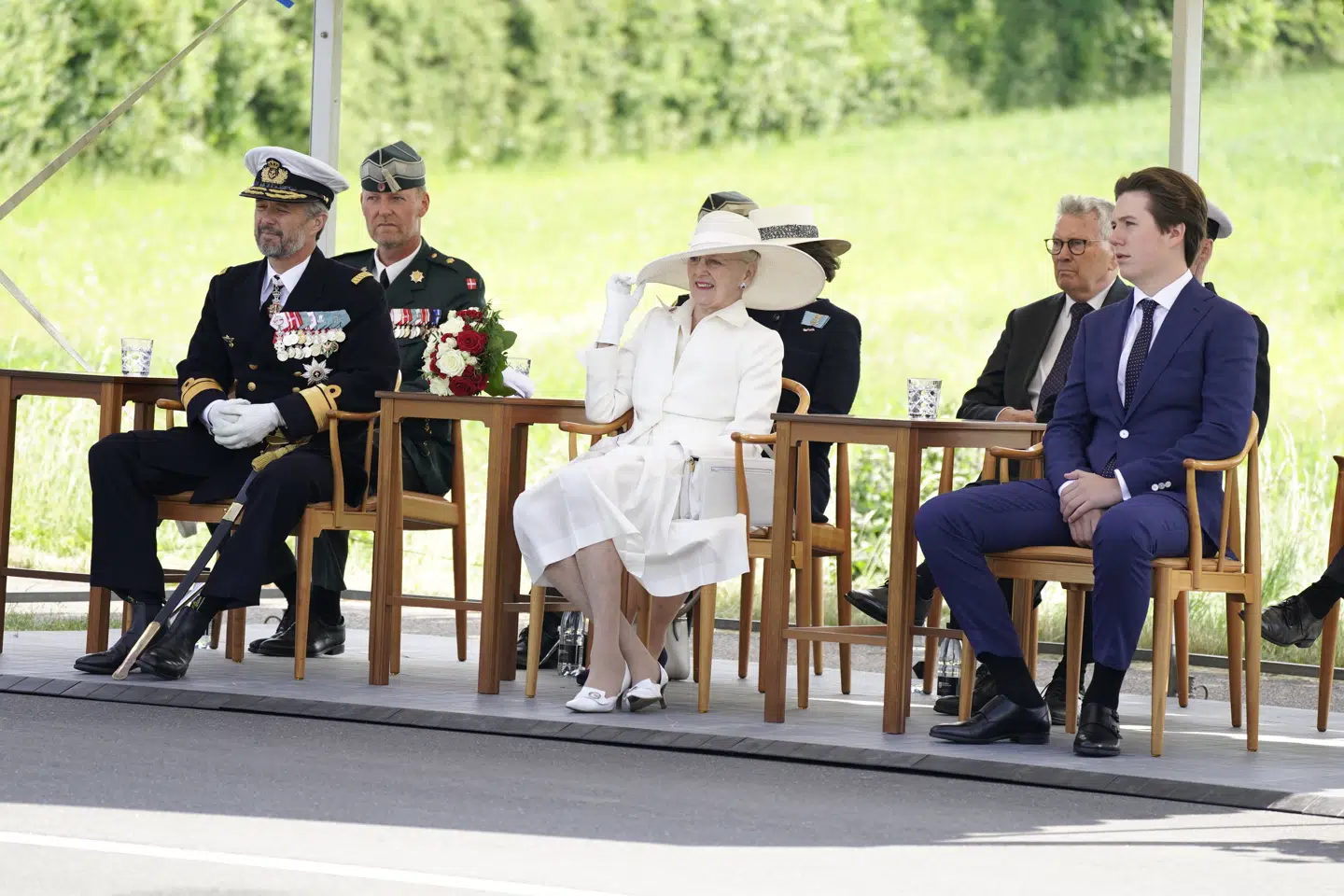 Inden dronningen afholder reception og middag på Kongeskibet Dannebrog søndag aften, deltager hun sammen med kronprins Frederik og prins Christian i en dansk-tysk gudstjeneste og krydser den gamle grænse i karet.