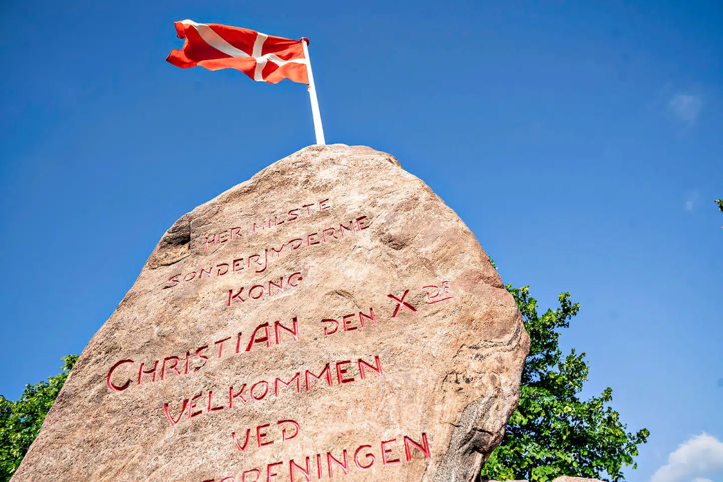 Mindesten ved den gamle grænse – grænsen, som Christian 10. red over 10. juli 1920.