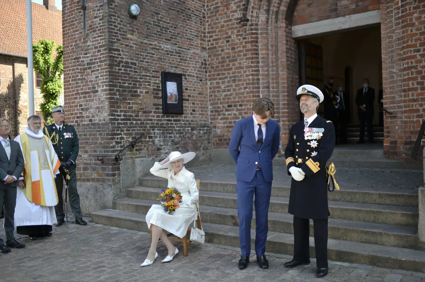 Dronningen skal videre til fremvisning af Genforeningsparken i Aabenraa efter festgudstjenesten i Haderslev Domkirke, hvor også kronprins Frederik og prins Christian deltager.