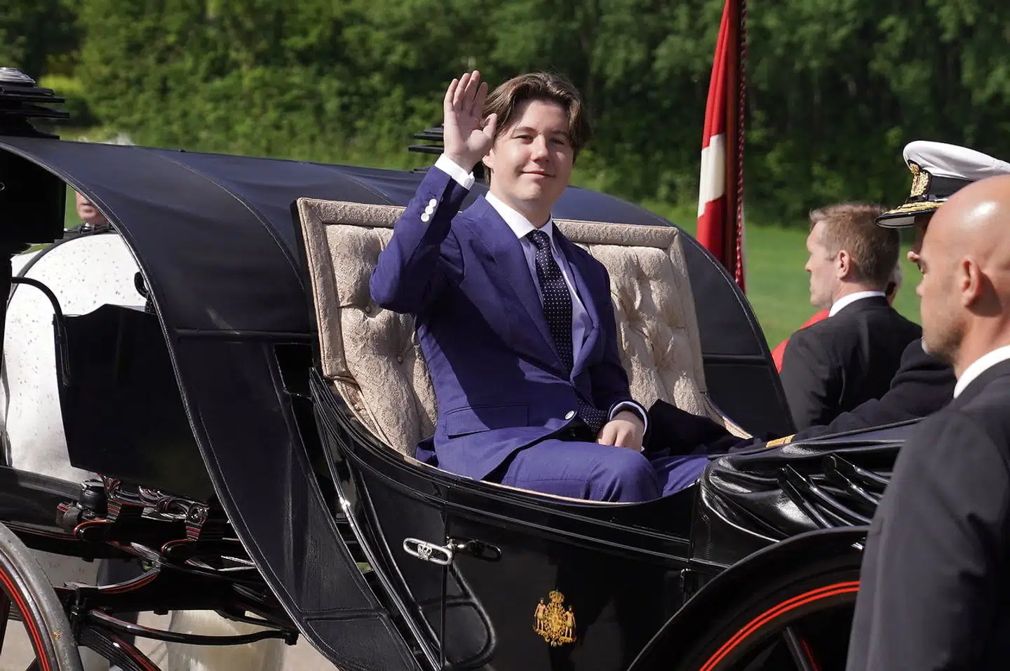 Kronprins Frederik og prins Christian fejrer Genforeningen med karetkørsel og dansk-tysk festgudstjeneste sammen med dronning Margrethe, der fortsætter programmet efter gudstjenesten uden kronprinsen og prinsen.