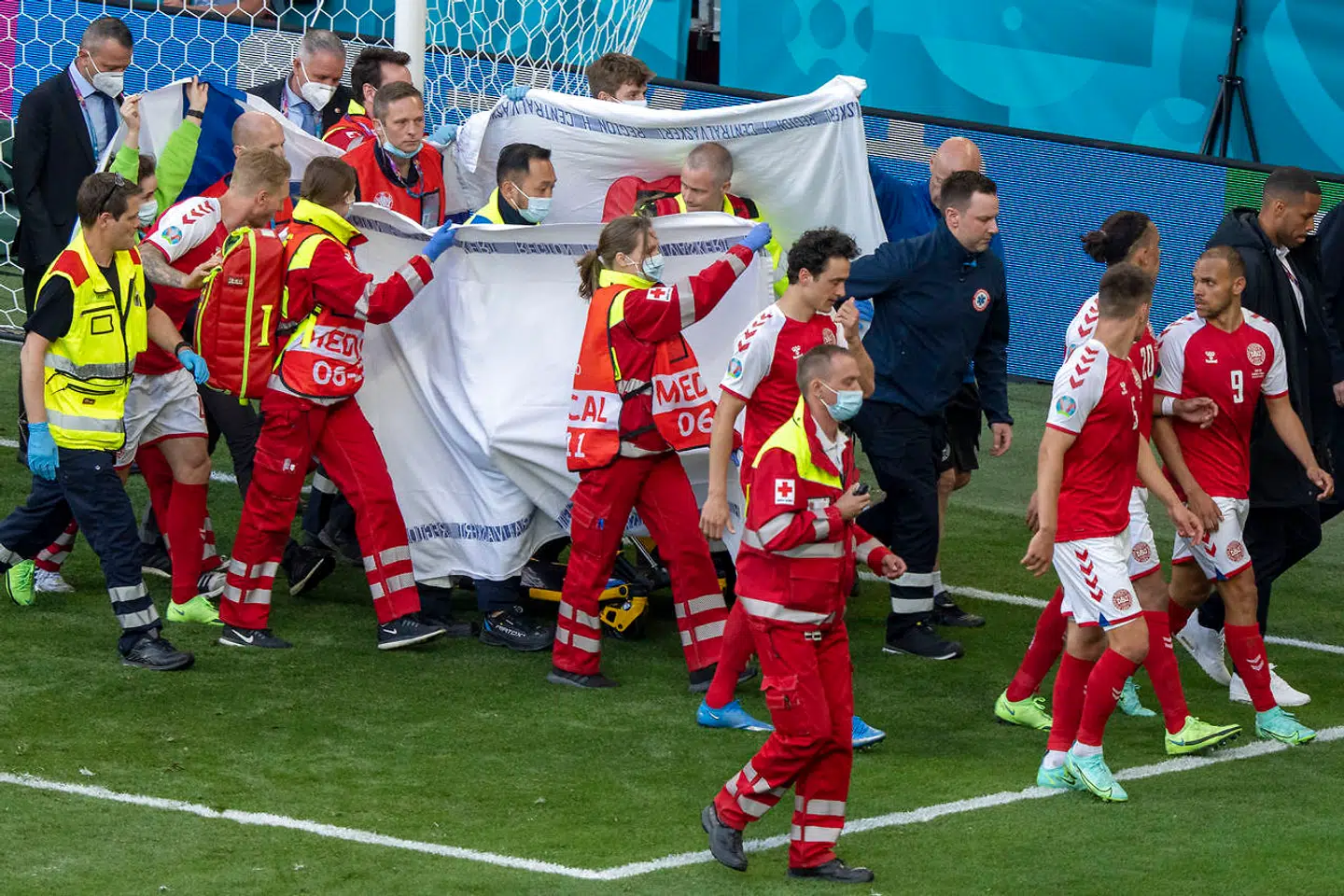 Christian Eriksens landsholdskolleger slog ring om ham og fulgte ham ud fra banen. På dette tidspunkt var Eriksen ved bevidsthed.