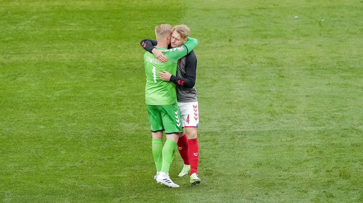 Simon Kjær sammen med Kasper Schmeichel efter dagens kamp.