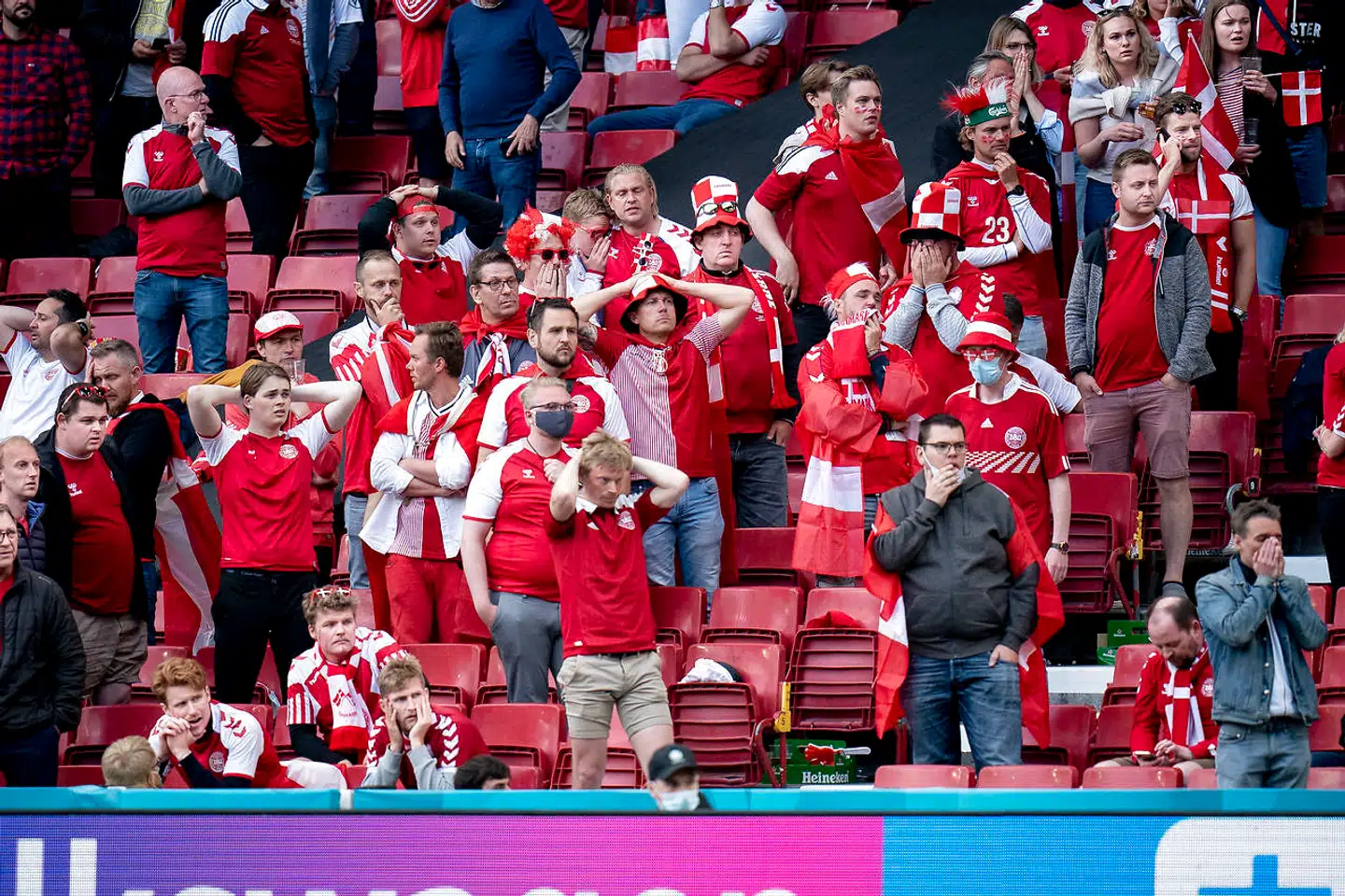 Danske fans efter uheldet med Christian Eriksen under EM landskampen mellem Danmark-Finland i Parken, København lørdag den 12. juni 2021