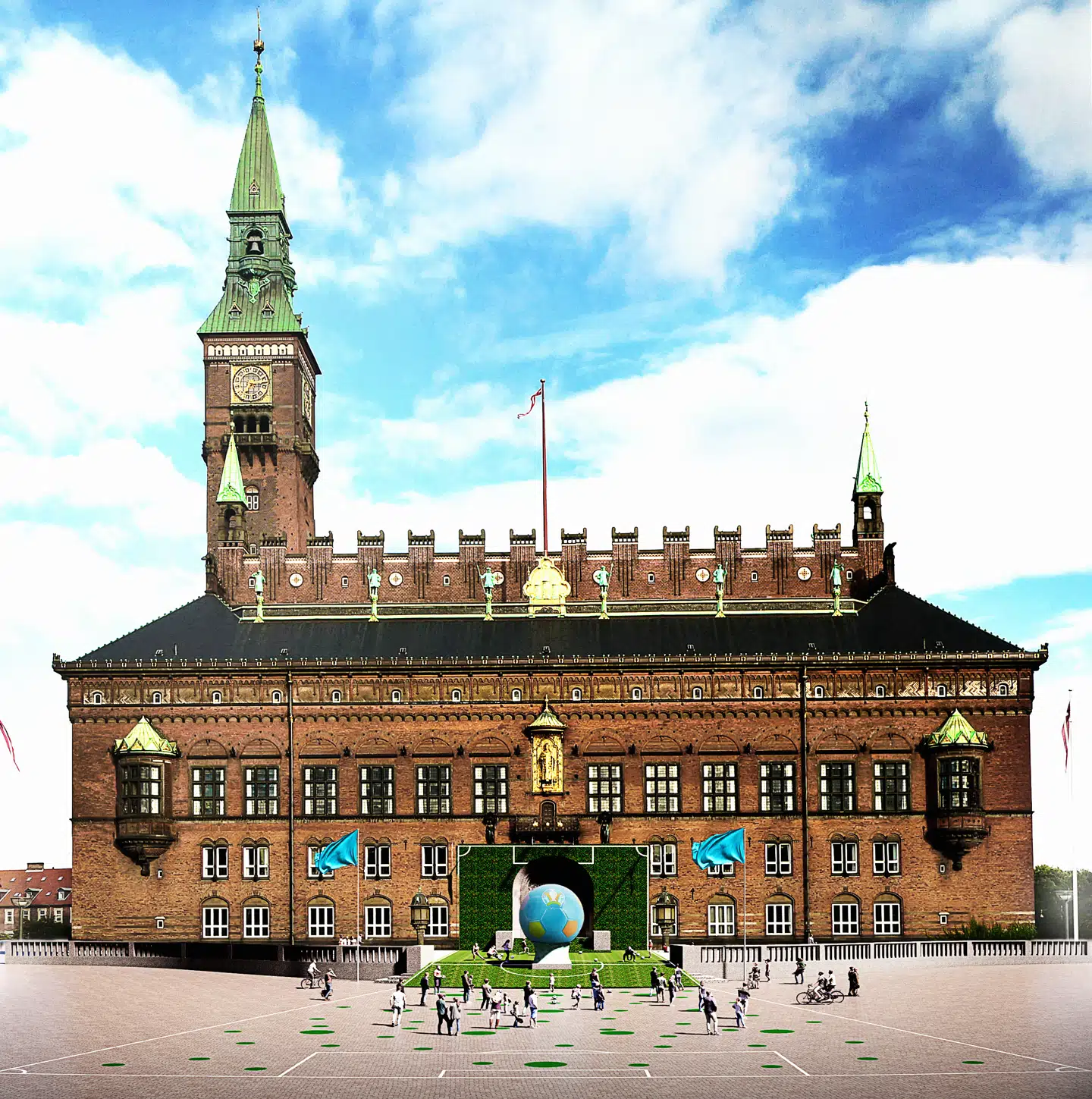 EM går ikke ubemærket hen på Rådhuspladsen, hvor der er dømt fodbold i stor stil.