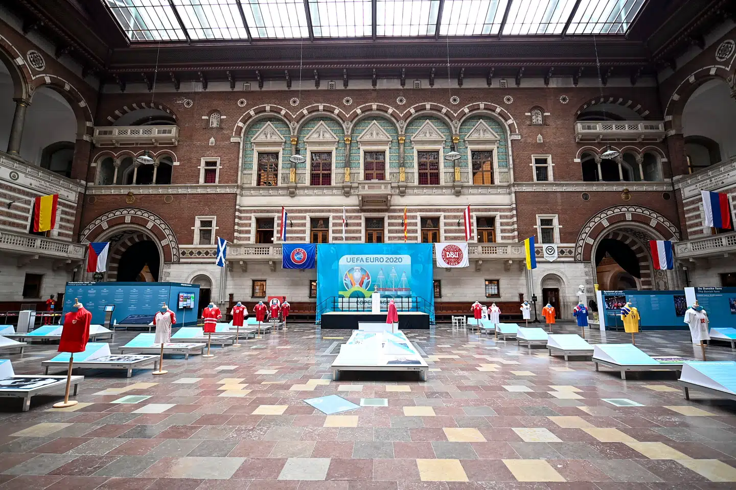 Der er gået EM i Rådhuset – her med udstillingen »EURO CELEBRATION – The History of the European Football Championship«, som kan opleves under hele EM.