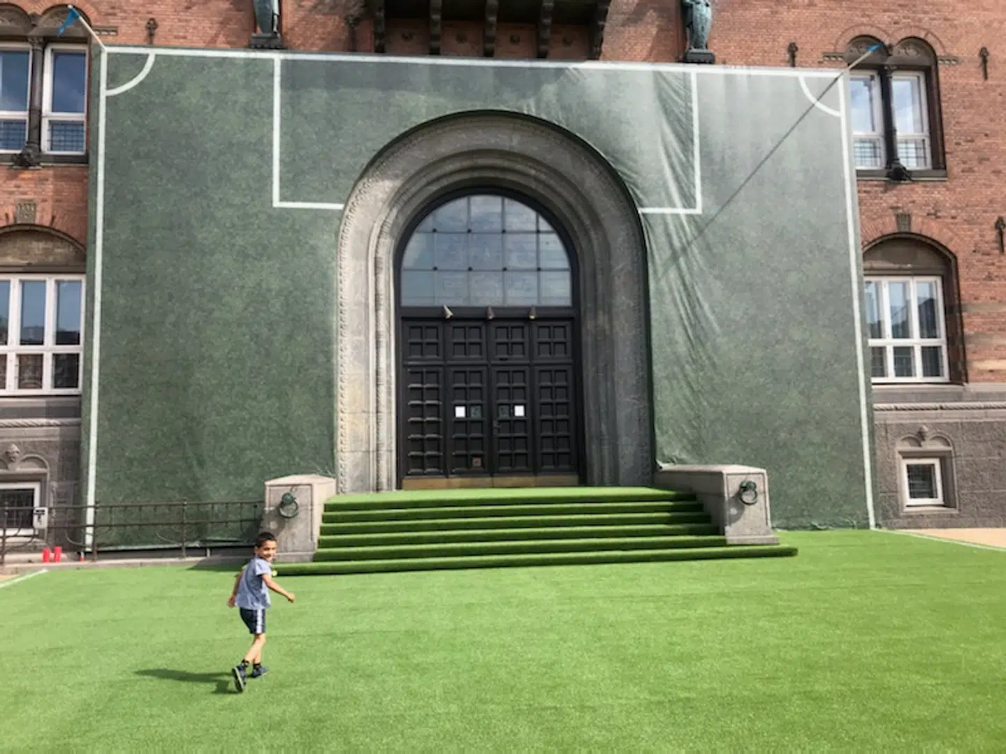 EM går ikke ubemærket hen ved Københavns Rådhus, som er blevet udsmykket med sin helt egen fodboldbane.