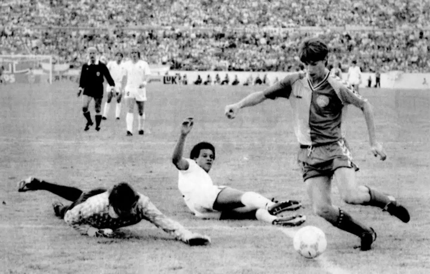 »Og så skyder han. Nej! Han venter. Det er genialt, det der.« I dag er det præcis 35 år siden, at Michael Laudrup scorede et af de mest kendte landsholdsmål nogensinde i VM-sejren over Uruguay.