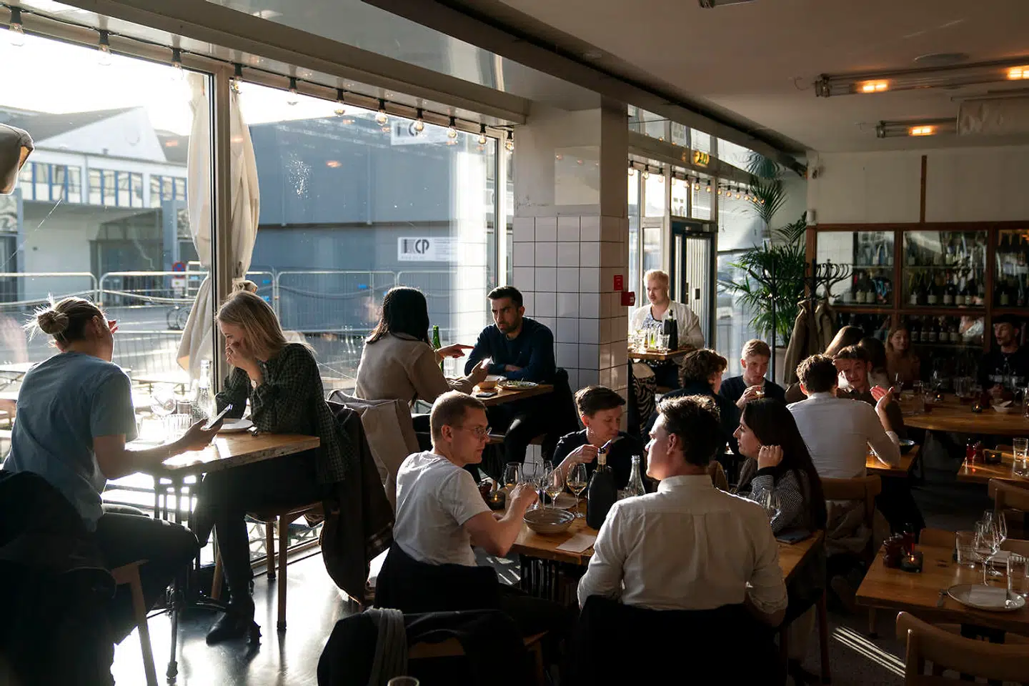 »Danskerne har igennem gennem halvandet år handlet med imponerende omtanke, og det kan de også efter kl. 23,« skriver indlæggets forfattere.